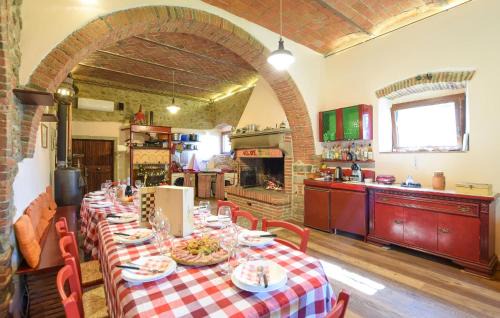 Subbiano House | Stunning Home In Arezzo With Kitchen