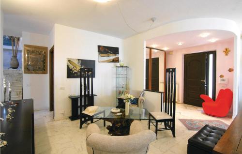 Carrara House | Stunning Home In Codena