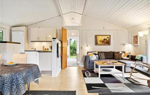 Farvang House | Stunning Home In Fårvang With Wifi