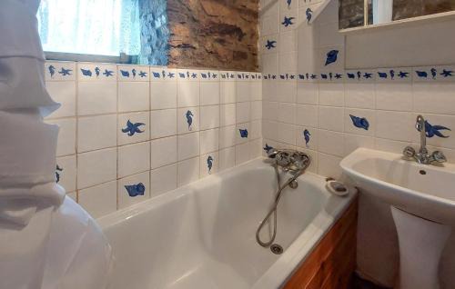 Lignol House | Stunning Home In Lignol With Kitchen