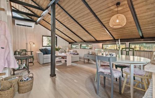 Ronde House | Stunning Home In Rønde With Wifi
