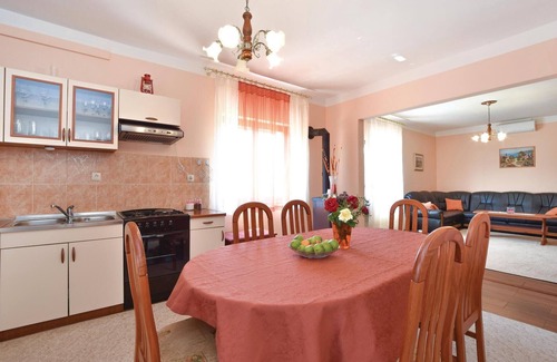 Sinj House | Stunning home in Sinj with WiFi