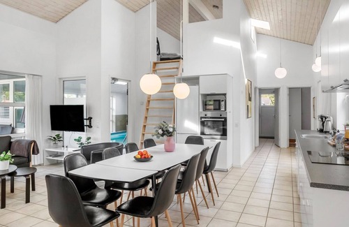 Marielyst House | Stunning home in Væggerløse with WiFi
