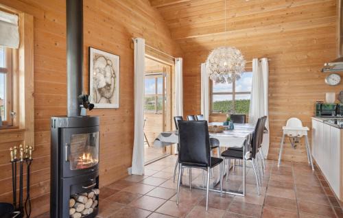 Vinderup House | Stunning Home In Vinderup With Kitchen