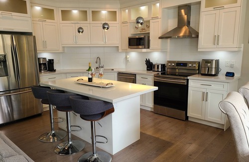 Okanagan-Similkameen House | STUNNING HOME STEPS TO THE BEACH AND WINERIES w/Hot tub/fire pit