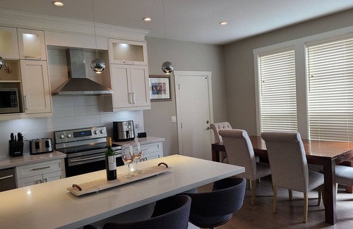 Okanagan-Similkameen House | STUNNING HOME STEPS TO THE BEACH AND WINERIES w/Hot tub/fire pit