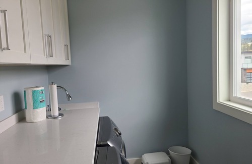 Okanagan-Similkameen House | STUNNING HOME STEPS TO THE BEACH AND WINERIES w/Hot tub/fire pit