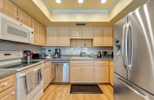 Temple Terrace House | Stunning Home w/Heated Saltwater Pool & Pond View + 12 Guests + Great Location