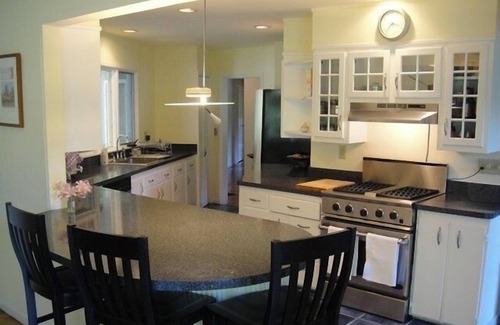 Woodstock House | Stunning home with pool, spa, mountain views, sleeps up to 10, walk to Woodstock