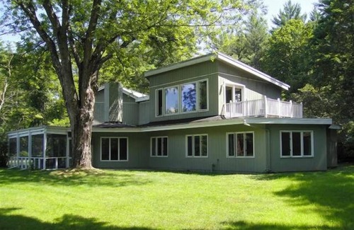 Woodstock House | Stunning home with pool, spa, mountain views, sleeps up to 10, walk to Woodstock