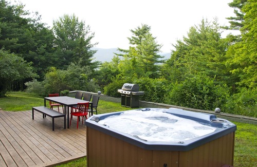 Woodstock House | Stunning home with pool, spa, mountain views, sleeps up to 10, walk to Woodstock