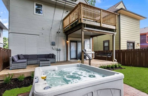 Southmoreland House | Stunning KC 6 Bdrm Home w/Hot Tub/Game Room/GYM