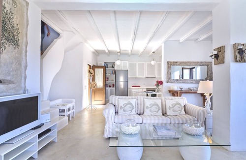 Vourkari Villa | Stunning Kea home with spectacular open views of the sunset and Vourkari bay.