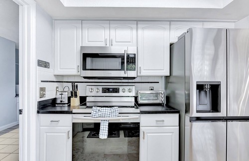 Bearss Plaza House | Stunning Lake House w/Heated Pool + Ping Pong!