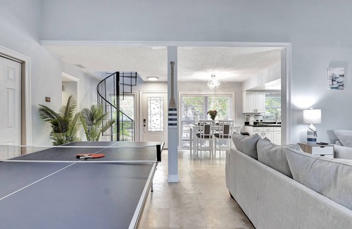 Bearss Plaza House | Stunning Lake House w/Heated Pool + Ping Pong!