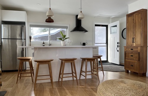 Rideau Lakes Cottage | Stunning Lakefront Retreat: Relax & enjoy endless day-tripping possibilities!
