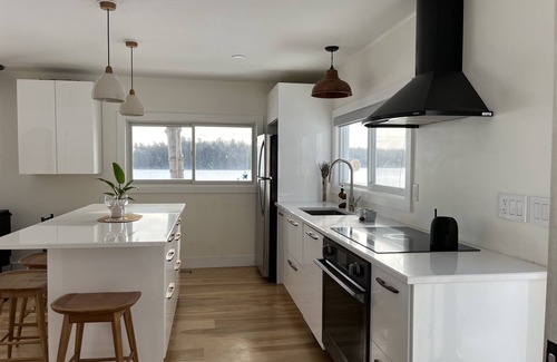 Rideau Lakes Cottage | Stunning Lakefront Retreat: Relax & enjoy endless day-tripping possibilities!