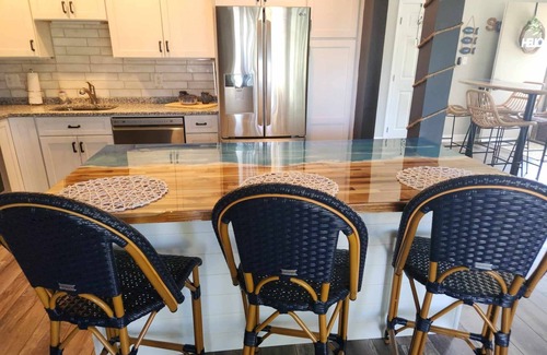 Lake Geneva Condo | Stunning lakeview from this Geneva Condo. Walk to recreation or nightlife!