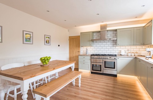 Detling House | Stunning Large 5 Bed House, Hot Tub, Views!