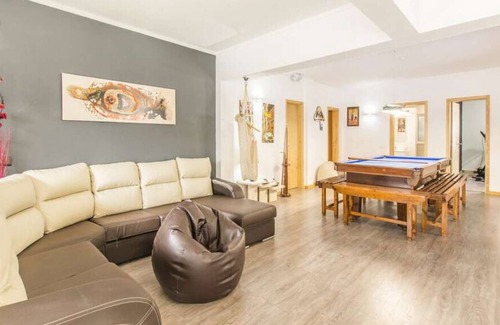 Belverde Villa | Stunning Lisbon Coast Villa | Villa Liri Gold | 9 Bedrooms | Private Pool & Billiards Table | Aroeira