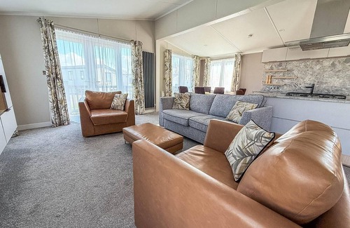 Hunstanton House | Stunning lodge with decking nearby Hunstanton beach, sleeps 6 ref 23215K