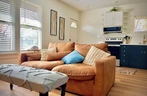 Sherman Apartment | Stunning loft, Downtown Sherman, washer/dryer, WiFi,