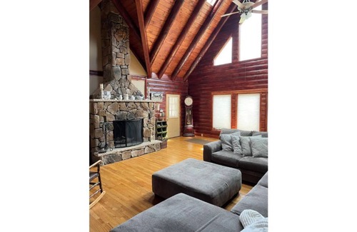 Briar Crest Woods Cabin | Stunning Log Cabin Minutes from Jack Frost/Big Boulder