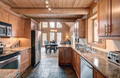 Labelle Ski Chalet | Stunning Log Chalet - Private Hot Tub, Pool Table, Fireplace