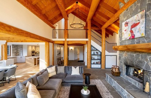 Blueberry Hill House | Stunning Log Chalet w/Mtn View, Air Con & Hot Tub