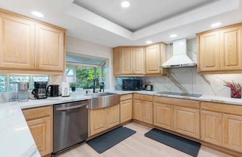 Santa Ana Heights Bed & Breakfast | Stunning LUX Villa: 3 Mins from HB Harbor & Beach