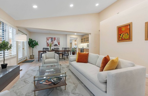 Santa Ana Heights Bed & Breakfast | Stunning LUX Villa: 3 Mins from HB Harbor & Beach