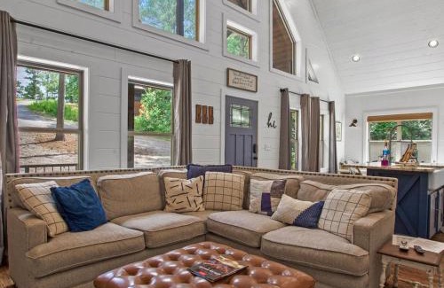 Broken Bow House | Stunning Luxury Cabin w Hot Tub and Fire Pit Holy Shiplap is Perfect Romantic Couples Getaway