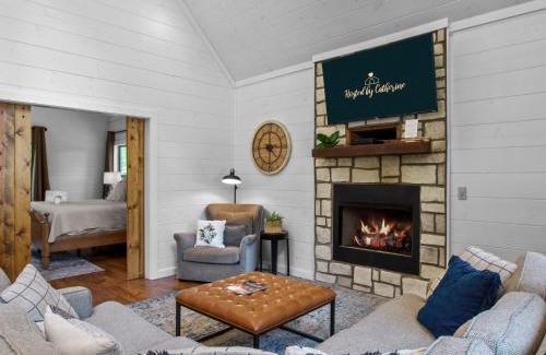 Broken Bow House | Stunning Luxury Cabin w Hot Tub and Fire Pit Holy Shiplap is Perfect Romantic Couples Getaway