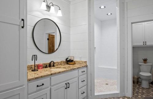 Broken Bow House | Stunning Luxury Cabin w Hot Tub and Fire Pit Holy Shiplap is Perfect Romantic Couples Getaway