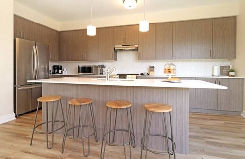 Peterborough House | Stunning Luxury Home | Sleeps 8, Premium location