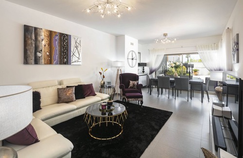 Castelo Villa | Stunning Luxury Villa in High Class Quiet Residential Area - Walkable to Beaches