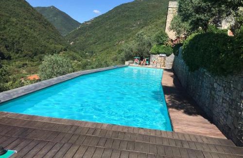 Colletta House | Stunning medieval setting surrounded by mountains