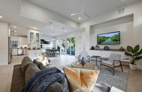 Barton Heights House | Stunning Mid-century Perfection, Heated Pool & Hot Tub Zilker & Barton Springs!