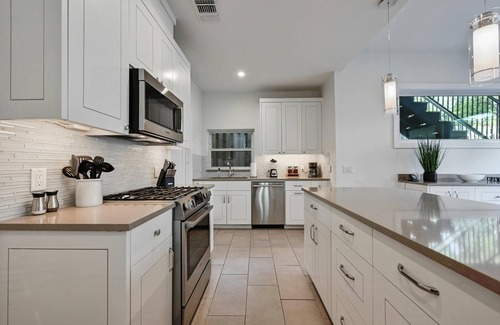 Barton Heights House | Stunning Mid-century Perfection, Heated Pool & Hot Tub Zilker & Barton Springs!