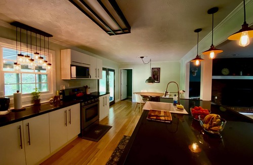 Senoia House | Stunning, modern and very private three bedroom. Close to Studios and Atlanta.