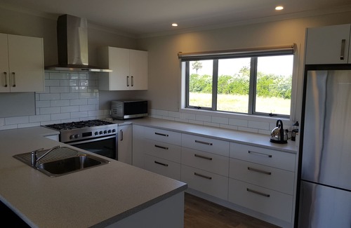 Waihi Beach House | Stunning modern beach house 5 minutes walk from the beach