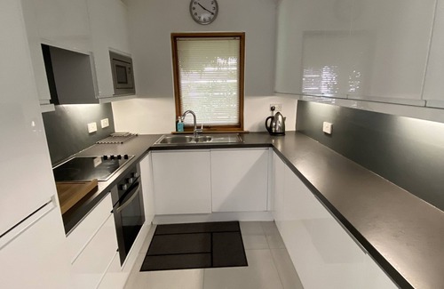 Ballina House | Stunning Modern Home In Lakeside Village Location