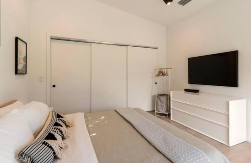 Park Lake - Highland House | Stunning Modern Home in Hip Enclave near DT