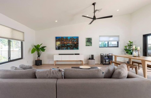 Park Lake - Highland House | Stunning Modern Home in Hip Enclave near DT