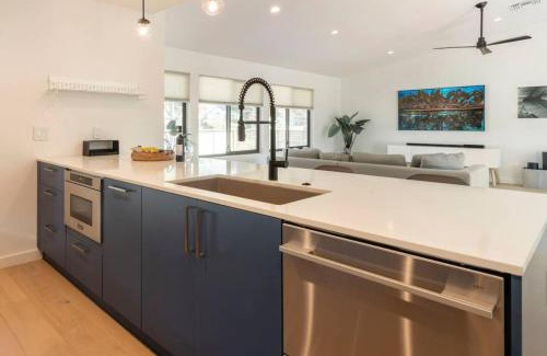 Park Lake - Highland House | Stunning Modern Home in Hip Enclave near DT