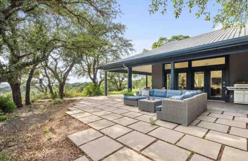 Dripping Springs House | Stunning Modern ATX Hill Country Oasis w Pool Jacuzzi Firepit Trails and Epic Stars