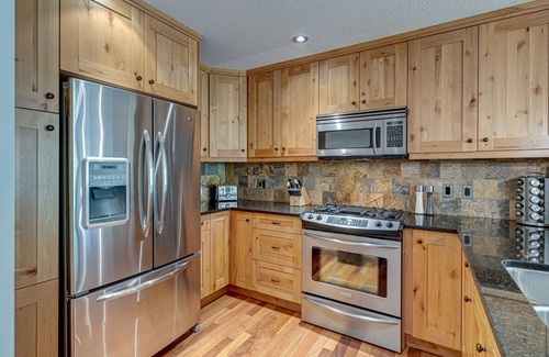 Canmore Condo | Stunning Mountain views in Rundle Cliffs Lodge