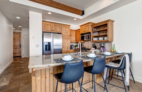Kimball Junction House | Stunning Nature Preserve & Mountain Views - Newpark Village + Hot tub at Park City Newpark Trail