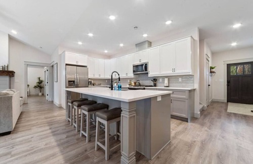 Hermantown House | Stunning New Build: Sleeps 10!