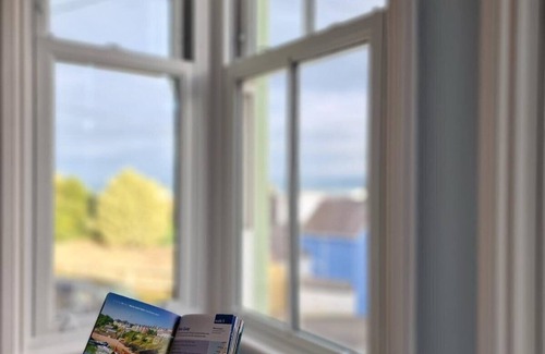 New Quay House | Stunning New Quay House, Dog-Friendly, Sleeps 10, with Convenient Parking for Perfect Getaways